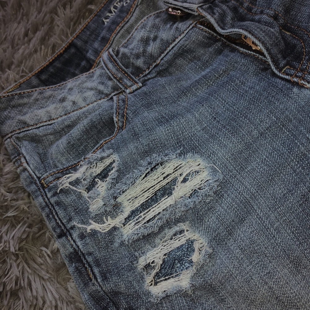 American Eagle jeans in the size 2 Regular